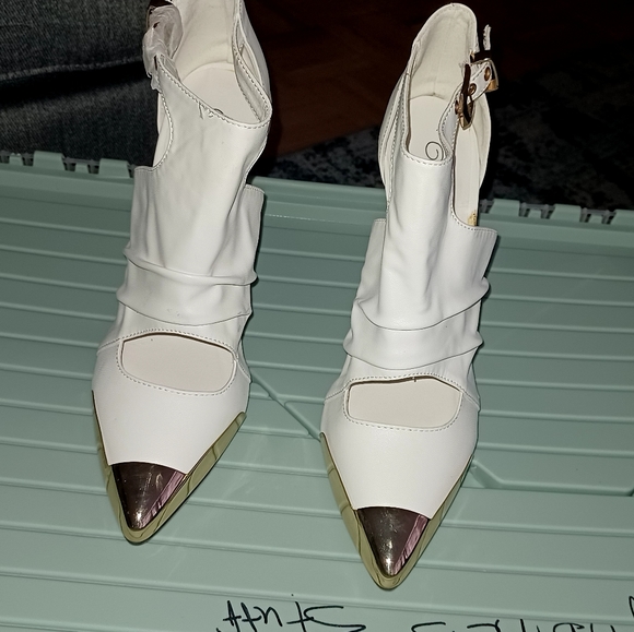 Shoes - Picture 1 of 4